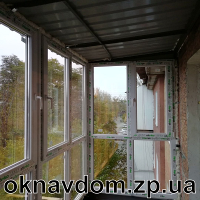 Независимая крыша из профнастила на балконе