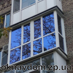 Французский балкон в кирпичной 5-ти этажке в Запорожье. Разварка под установку французского балкона с поднятием уровня пола(пол в комнате и на балконе на одном уровне), снаружи перепад закрывается профнастилом. Остекление балкона из пятикамерного профиля Steko, стеклопакет из рефлекторного стекла Blue Reflect 32% поглощения света и дополнительная прохлада, плюс эффект зеркала при определенном освещении.