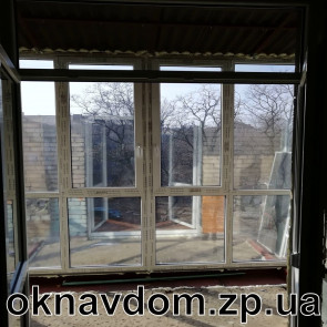 Двухстворчатая штульповая дверь -выход на балкон, при открытии двух створок балкон становится частью комнаты