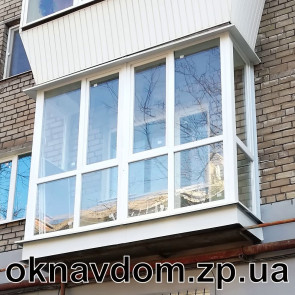 Французский балкон под ключ в Запорожье. Сделан каркас под установку французского балкона с поднятием уровня пола. Остекление балкона полностью стекло без тонировки, боковушки открывные. После установки французского остекления вы экономите на внутренней обшивке и утеплении.