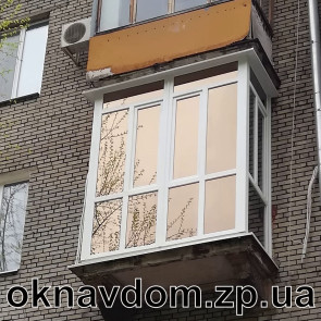 Разварка под установку французского балкона в полнометражном доме с поднятием уровня пола. Остекление балкона рефлектерное стекло бронза с зеркальным эффектом и не нагревается от солнца. Бронзовый цвет, оптимальный оттенок по степени зеркальности и затемнения.