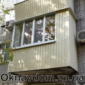 Балкон без выноса в кирпичной 9-ти этажке в Запорожье, обшивка профнастил
