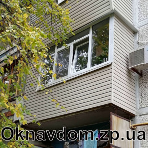 Балкон без выноса в панельной 9-ти этажке в Запорожье, обшивка сайдинг