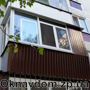Балкон под ключ в 9-ти этажке в Запорожье. Разварка поверх бетонных плит с выносом под подоконник с обшивкой профнастилом. Металлопластиковые окна г-образно, боковое окно открывное. Горизонтальные отсечки на открывных створках под бельевую сушилку. Одна боковина зашита под шкаф.