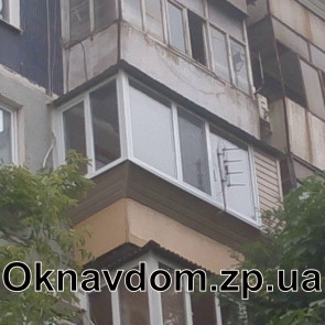Балкон в 9-ти этажке с разваркой под подоконник (короткая косынка) в Запорожье. В случае когда перила это бетонная плита, целесообразнее делать разварку короткая косынка- когда зашивается только часть где сделан вынос. Обшивка сайдинг, бетонную плиту покрасили по желанию клиента. Пластиковые окна на балкон г-образно, фасадная часть с одним открыванием(так дешевле), боковое окно с открыванием для помыть и обслуживания кондиционера. Сделан пол, утепление с внутренней обшивкой балкона.
